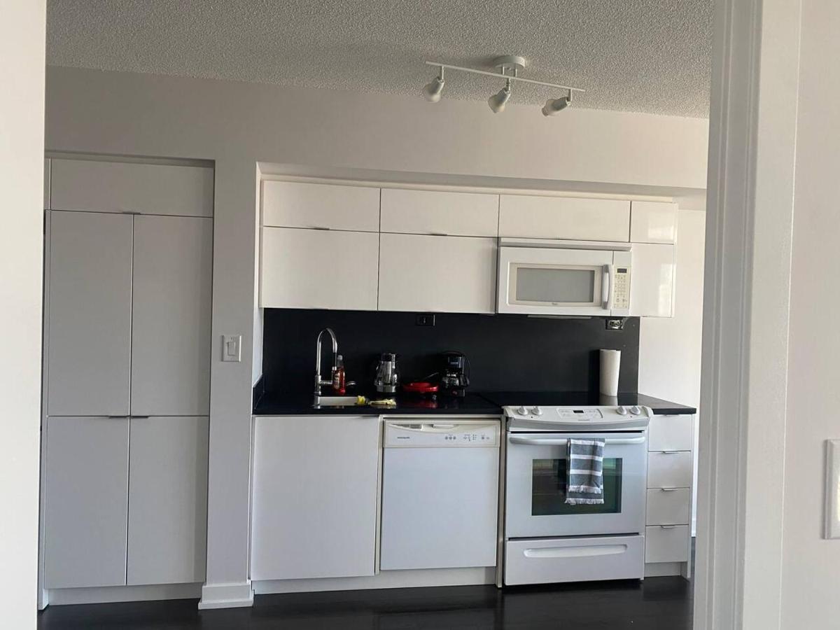Family Oriented Downtown Toronto 2Bdrm Condo With Parking & Office Space Екстер'єр фото