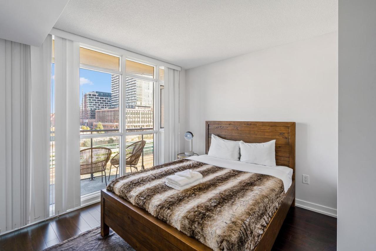 Family Oriented Downtown Toronto 2Bdrm Condo With Parking & Office Space Екстер'єр фото