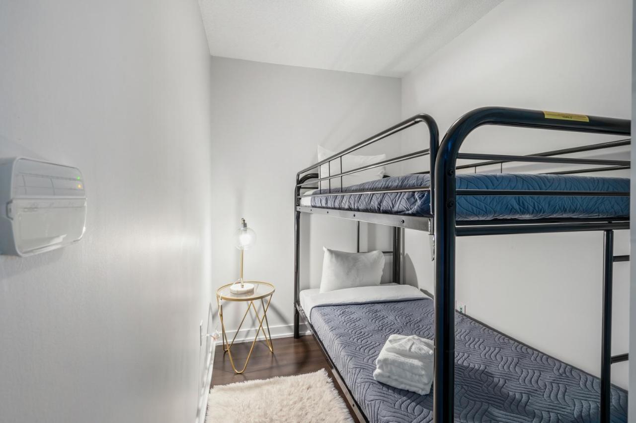 Family Oriented Downtown Toronto 2Bdrm Condo With Parking & Office Space Екстер'єр фото