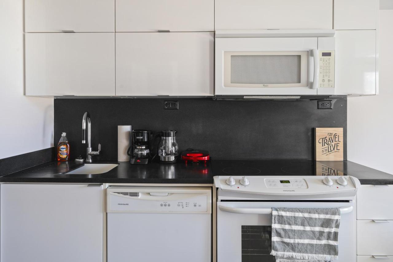 Family Oriented Downtown Toronto 2Bdrm Condo With Parking & Office Space Екстер'єр фото
