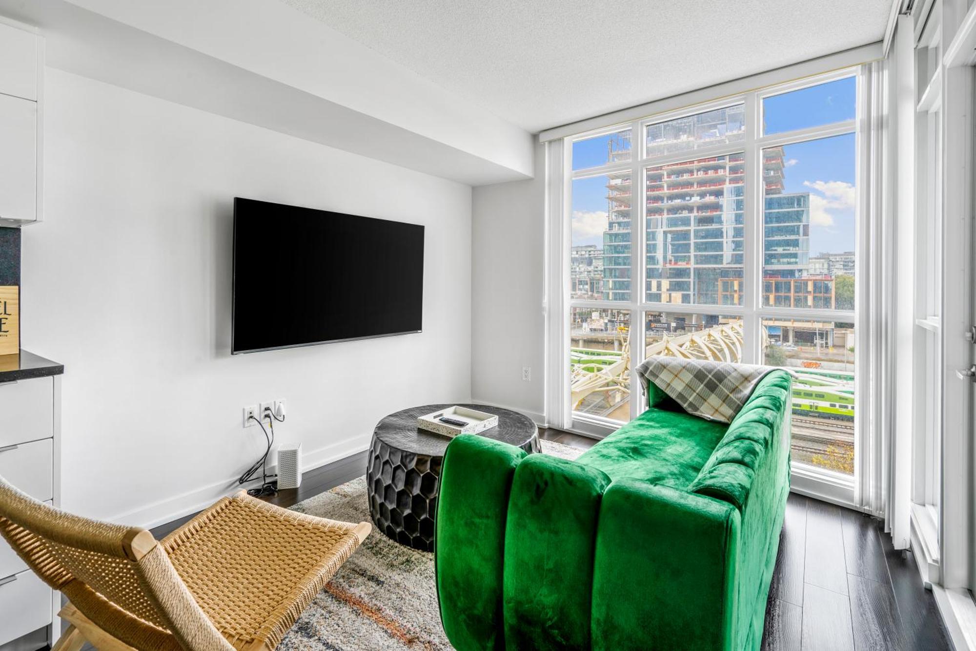 Family Oriented Downtown Toronto 2Bdrm Condo With Parking & Office Space Екстер'єр фото